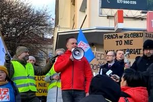 Trwa protest pracowników olsztyńskiego ratusza [LIVE]
