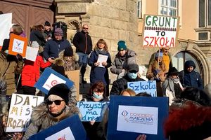 Protest pod olsztyńskim ratuszem. Walczą o rozbudowę szkoły w Łupstychu [LIVE]