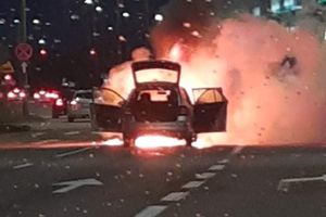 Elbląg: Płonący samochód przy centrum handlowym