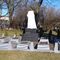 Ktoś zasłonił obelisk na cmentarzu żołnierzy radzieckich 