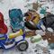 Foteliki i stare zabawki. Leśniczy odkrył górę śmieci w okolicach wsi Marcinkowo