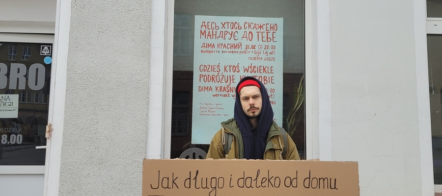 Dima Krasnyj z Kijowa stał w sobotę 26 lutego przed Galerią Dobro w Olsztynie. W galerii można oglądać jego grafiki