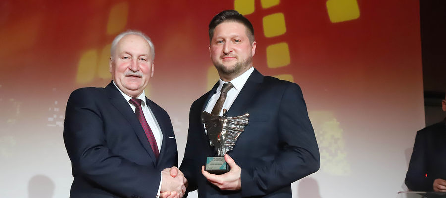 Marszałek Gustaw Marek Brzezin wręczył nagrodę Marcinowi Malewskiemu