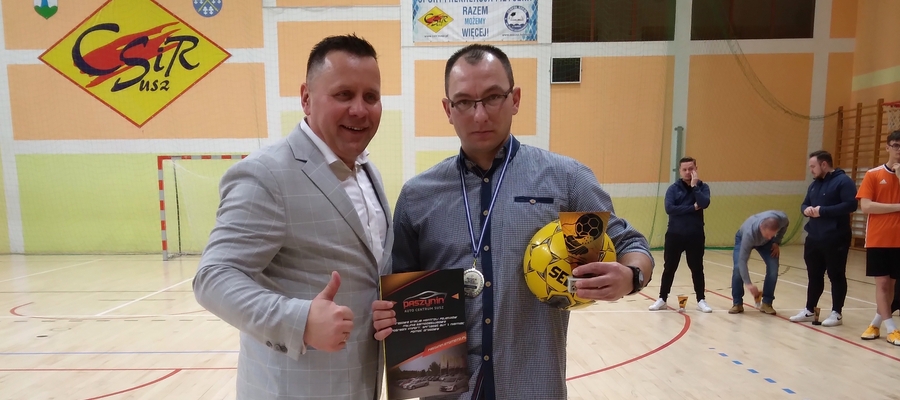 Jarosław Piechotka (z lewej), dyrektor suskiego Centrum Sportu i Rekreacji wręcza nagrody Krystianowi Stańcowi, królowi strzelców Suskiej Ligi Futsalu w sezonie 2021/22