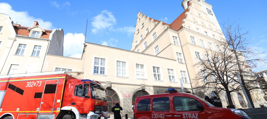 Strażacy nie dali rady usunąć niebezpiecznej iglicy z wieży ratuszowej w Olsztynie