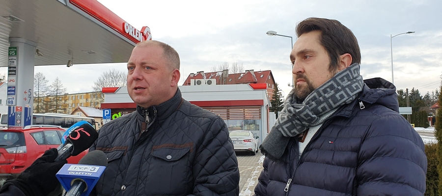 Paliwowy" brief prasowy posła Kossakowskiego (z lewej) i radnego miejskiego Karasia. Ełk, 1 lutego 2022 - stacja Orlen przy ul. Sikorskiego