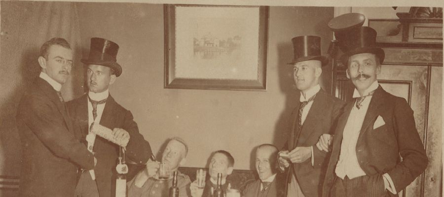 Zdjęcie z 1916 roku. Przedstawia imprezę w gronie członków towarzystwa wioślarskiego "Nautilus"