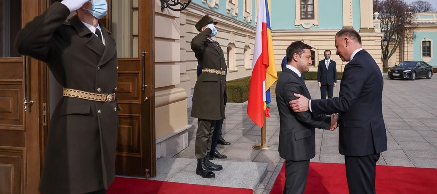 — Stoimy przy Ukrainie jako jej sąsiedzi, jako NATO, jako UE — stwierdził dziś prezydent Andrzej Duda