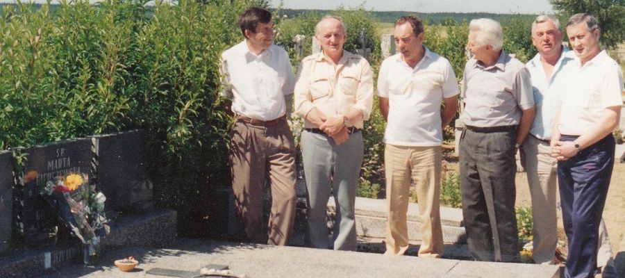 Przy grobie Antoniego Gierszewskiego stoją jego wierni przyjaciele: od lewej Eugeniusz Chomik, Witold Koprowski, Bogdan Czeszejko, Stanisław Kumórek, Zdzisław Kwiatkowski i Edward Bojko