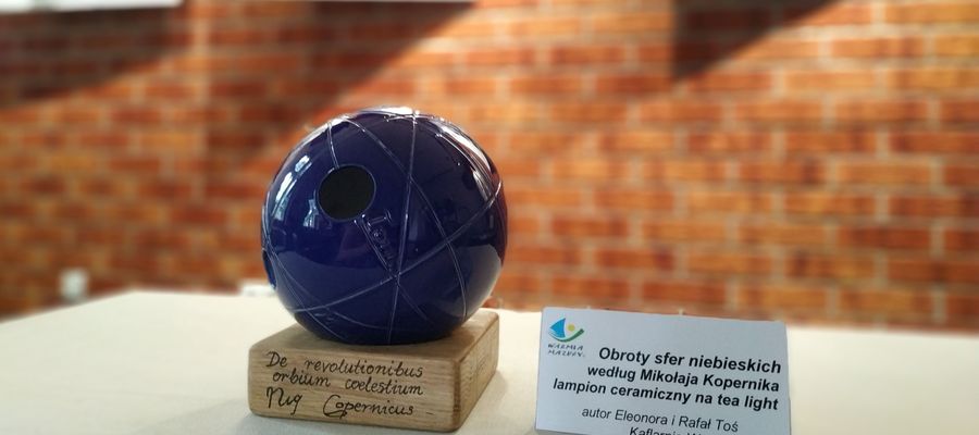 W ubiegłym roku wygrał zajął lampion ceramiczny na tea light „Obroty sfer niebieskich” autorstwa Eleonory i Rafała Toś z Kaflarni Warmińskiej
