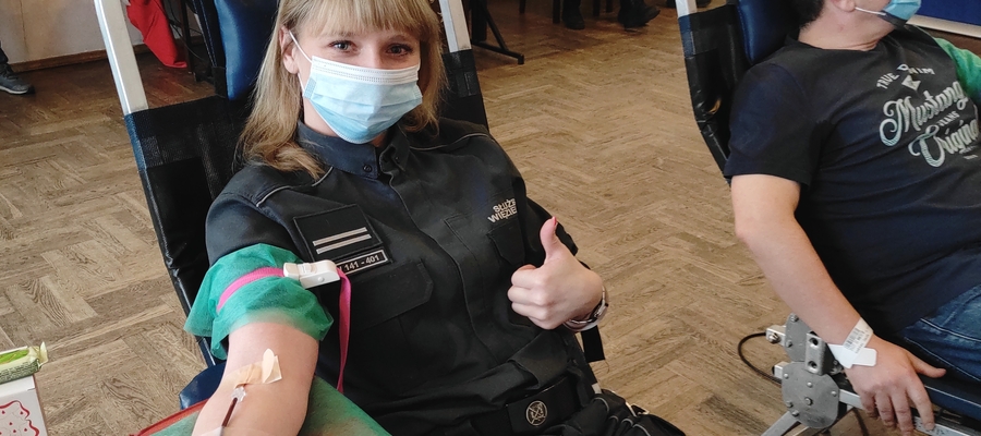 Jedna z funkcjonariuszek ZK Iława oddaje krew
