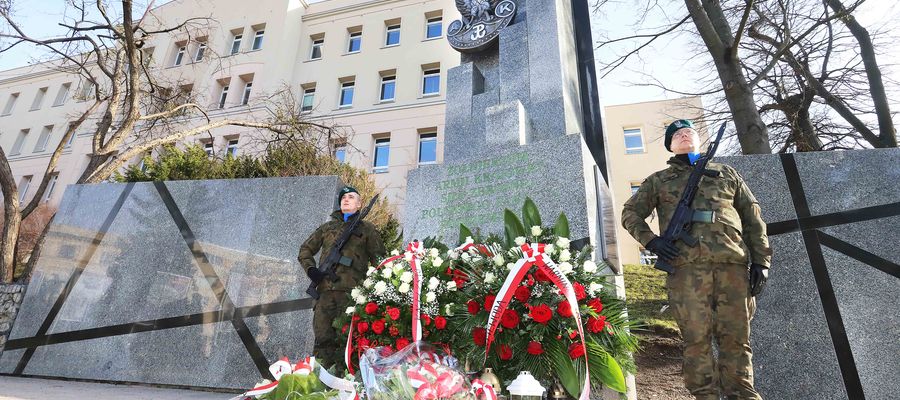 Przed pomnikiem Armii Krajowej kwiaty złożyli przedstawiciele władz regionu i Olsztyna. 