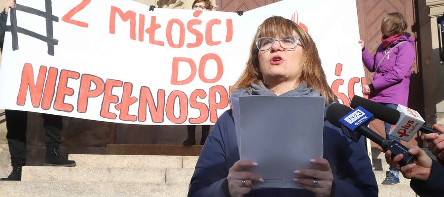 Dyrektorka szkoły Ewa Kowerzanow podczas protestu pod ratuszem