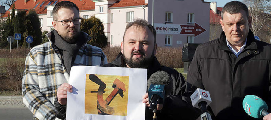 Mateusz Kosiński: Widzimy, że władze Elbląga bardzo wolno działają w tej materii, wraz z kolegą dokonaliśmy symbolicznego zdjęcia sierpa i młota z tablicy przy ul. Agrykola 