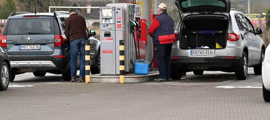 Kolejka niemieckich kierowców na polskiej stacji benzynowej