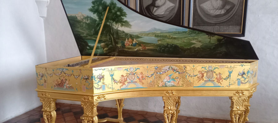 Instrument to nowy depozyt muzeum, wykonany przez mistrza Freda Bettenhausen’a na wzór historycznego klawesynu Rucekrs z 1628 roku