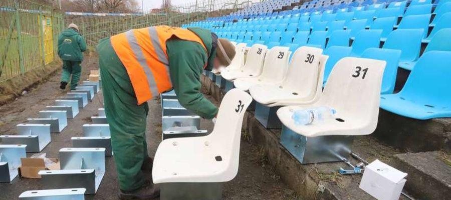 Montaż dodatkowych krzesełek na olsztyńskim stadionie