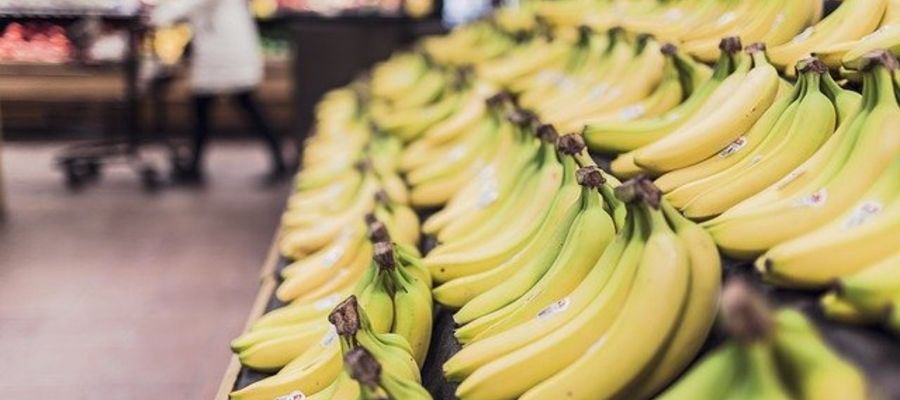 stoisko z bananami w markecie