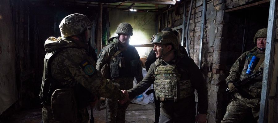 Prezydent Ukrainy Wołodymyr Zieliński w czwartek odwiedził żołnierzy na linii frontu w Donbasie