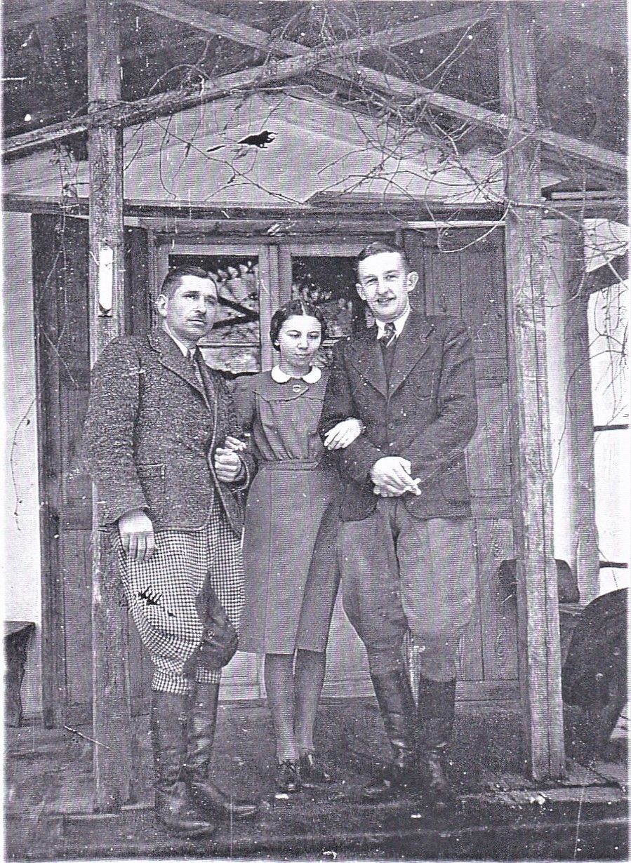 Od prawej: Jan Zembrzuski w jednym z dworów w pow. ciechanowskim w okresie okupacji niemieckiej