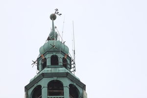 Ekipa demontażowa jest już na wieży ratuszowej w Olsztynie. Krzywa iglica niedługo zniknie