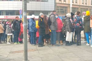 Urzędy rozpoczynają wydawanie numeru PESEL obywatelom Ukrainy. W Olsztynie tworzą się ogromne kolejki