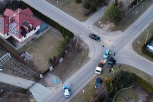 Zderzenie forda z seatem na skrzyżowaniu ul. Słonecznej i Nowomiejskiej w Nidzicy. Trzy osoby trafiły do szpitala