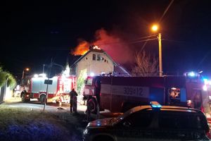 Pożar domu w Nowych Włókach. 20 osób straciło dach nad głową [ZDJĘCIA]