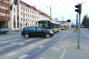 Centrum Olsztyna zakorkowane. Zderzenie autobusu z samochodem osobowym