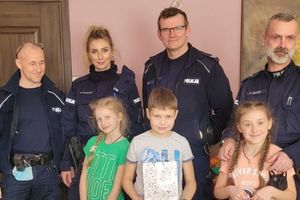 Policjanci ze Starego Pola podarowali ukraińskim dzieciom buty