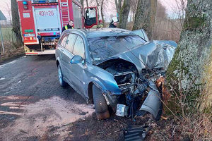 Bartoszyce: Tragiczny wypadek, nie żyje 29 – latek, który uderzył autem w drzewo