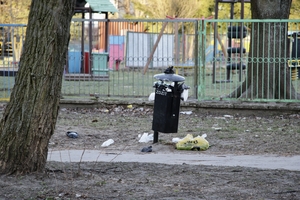 Śmieci przy placu zabaw przy ul. Zamenhofa w Olsztynie rażą w oczy. Kiedy zostaną sprzątnięte?