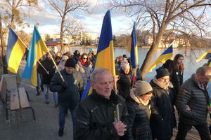 Iławianie okazali wsparcie Ukraińcom. Wiec przy ratuszu i marsz zgromadził wiele osób
