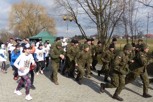 Biegacze w mundurach i sportowych koszulkach razem ku pamięci Żołnierzy Wyklętych [ZDJĘCIA]