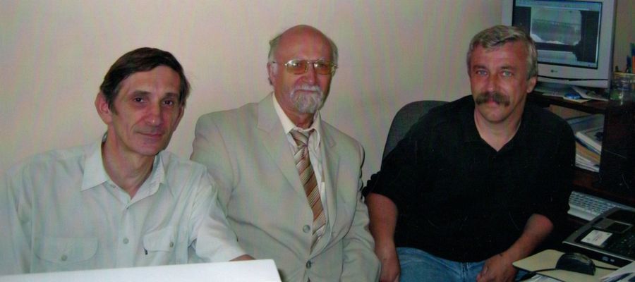 Autor z dr. A. Koreckim (pierwszy z lewej) i Januszem Laskowskim – cenionym bibliofilem i deltiologiem (trzeci z lewej), w Starostwie Powiatowym w Nowym Mieście Lubawskim (2005)    
