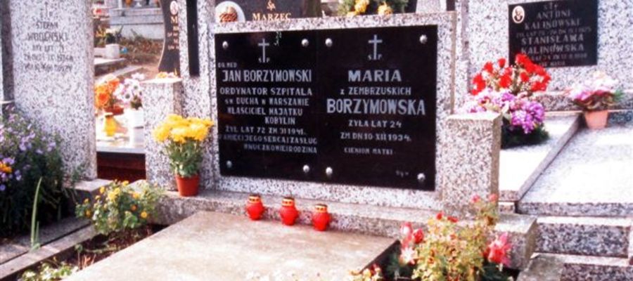 Nagrobek Marii (z d. Zembrzuskiej) Borzymowskiej, zmarłej 10 XII 1934 r. w majątku Kobylin. Cmentarz w parafii Pałuki