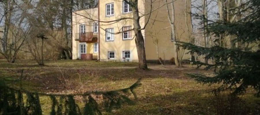 Dzięki wsparciu z Polskiego Ładu między innymi i niszczejący „Dom Nauczyciela” znajdujący się na terenie zespołu pałacowo-parkowego w Smolajnach ma szansę na remont i nową funkcję – schroniska młodzieżowego.