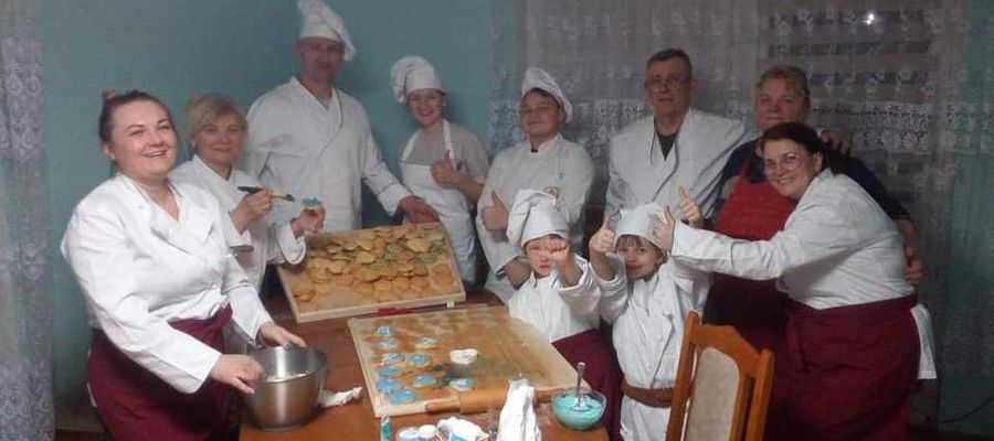 Wypiekiem niebieskich ciasteczek od kilku dni zajmowały się panie z Kół Gospodyń Wiejskich z terenu gminy Biała Piska. 