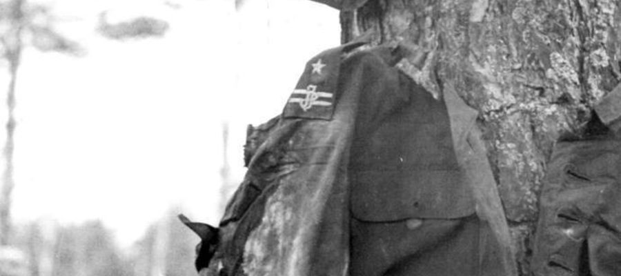Mundur i rogatywka z katyńskiej mogiły, kwiecień 1943 r. (Domena publiczna) 