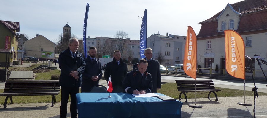 Wiceminister infrastruktury Rafał Weber podpisał  program inwestycji dla prac przygotowawczych do budowy obwodnicy Dobrego Miasta.