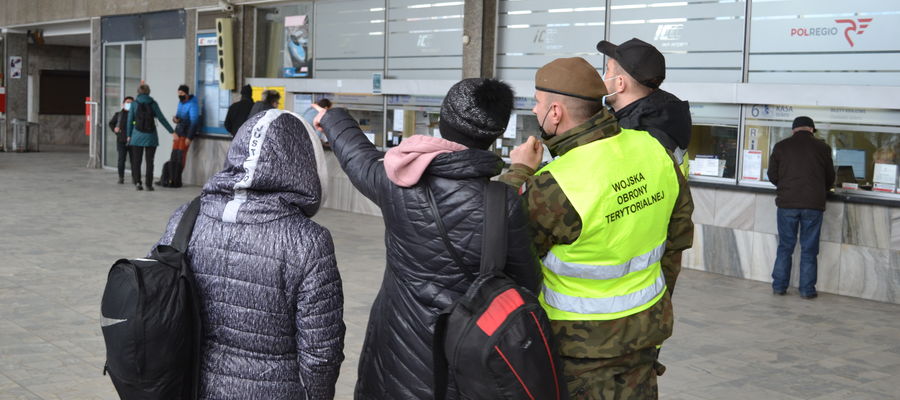 Uchodźcy z Dworca Głównego w Olsztynie trafiają do punktu recepcyjnego