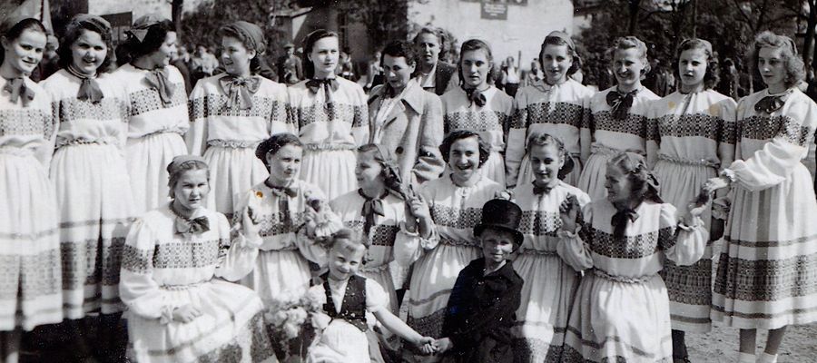 Nowomieszczanki podczas jednej z imprez na nowomiejskim stadionie — lata 60-te minionego wieku