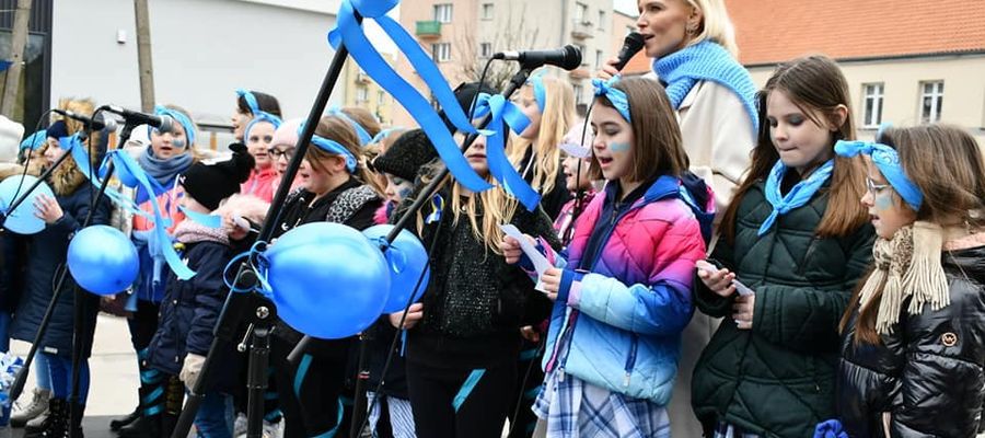 Niebieską Piosenkę razem z Joanną Kondrat śpiewały dzieci oraz dorośli