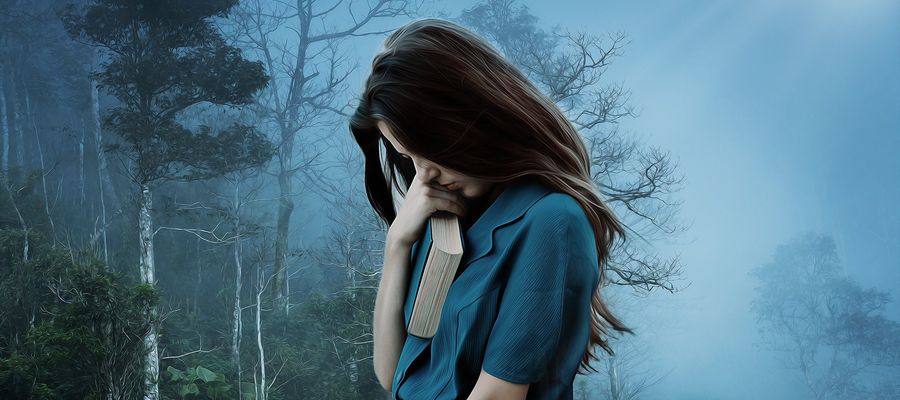 "W zamknięciu" to thriller psychologiczny, napisany przez byłą dziennikarkę śledczą Kate Simants