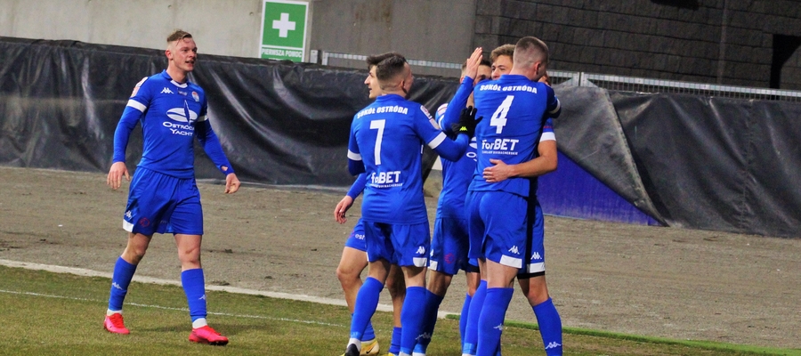 Piłkarzom Sokoła w meczu z Radunią życzymy jak najwięcej takich momentów jak na tym zdjęciu (radość ostródzian po golu na 0:1 zdobytym w meczu ze Stalą)