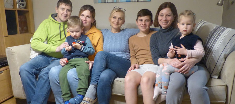 Od lewej: Rusłan, Aliona, na kolanach Artiom, obok Cecylia, Igor, Julia i Jasminka