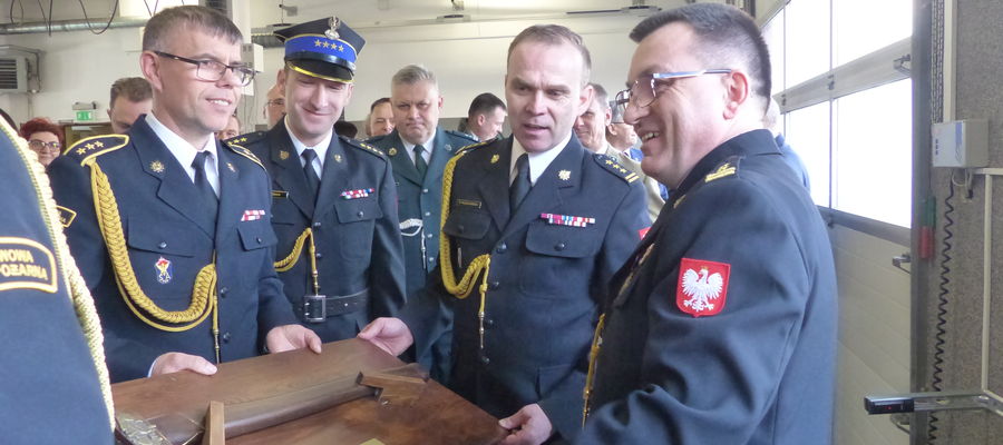 Pamiątkę w postaci strażackiego toporka otrzymał Krzysztof Tomanek  Pamiątkę w postaci strażackiego toporka otrzymał Krzysztof Tomanek (z prawej)