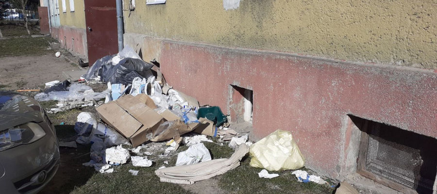 Za wyrzucenie śmieci pod okna mężczyzna został ukarany mandatem