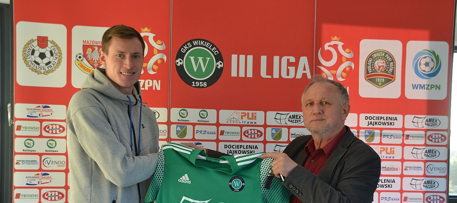 Dzisiaj z GKS-em Wikielec związał się Eduards Višnakovs, były reprezentant Łotwy. Tu napastnik na zdjęciu z prezesem klubu, Krzysztofem Bączkiem