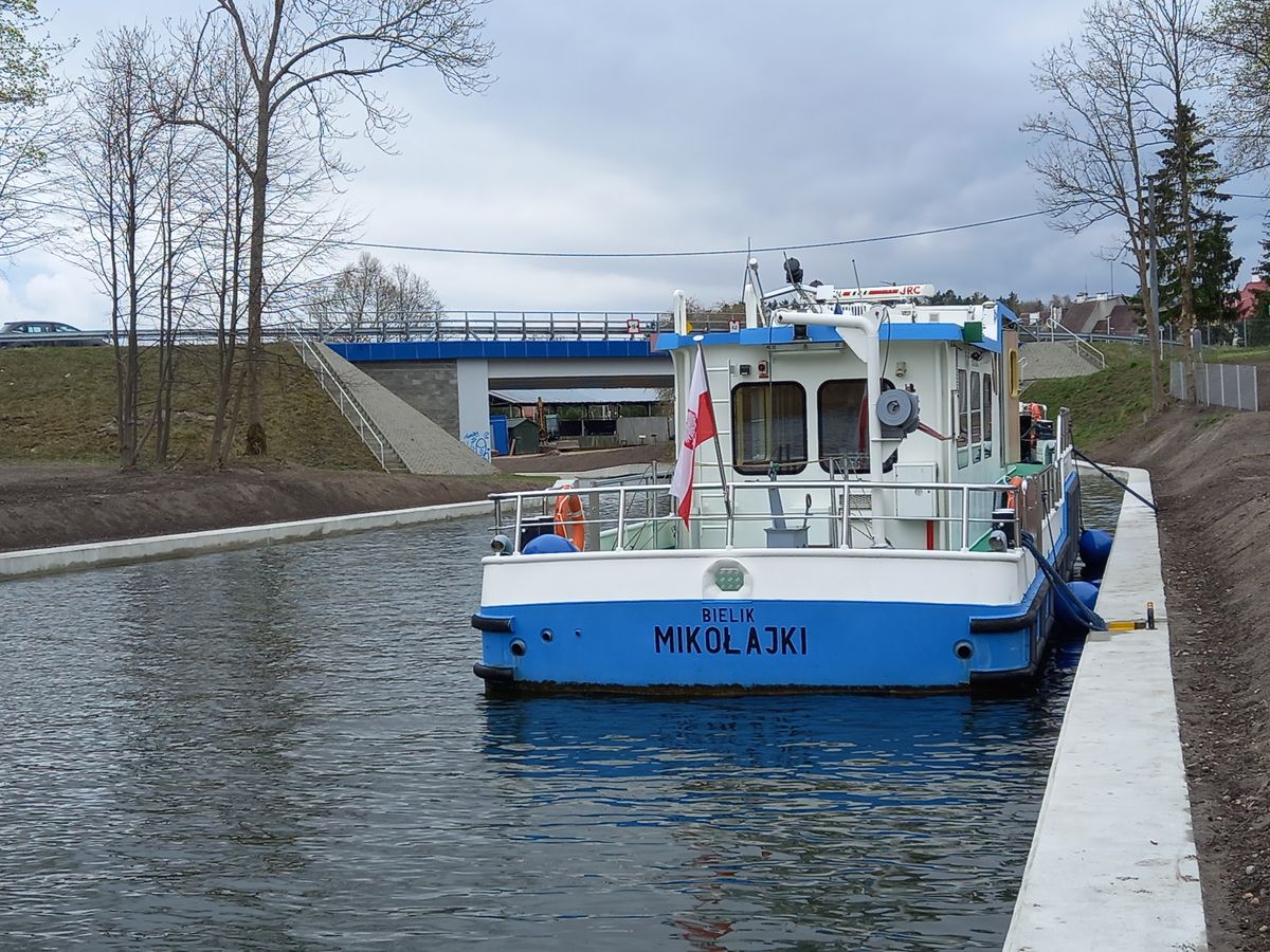 Kanał Piękna Góra łączący jeziora Kisajno i Tajty. Bielik floty Wód Polskich